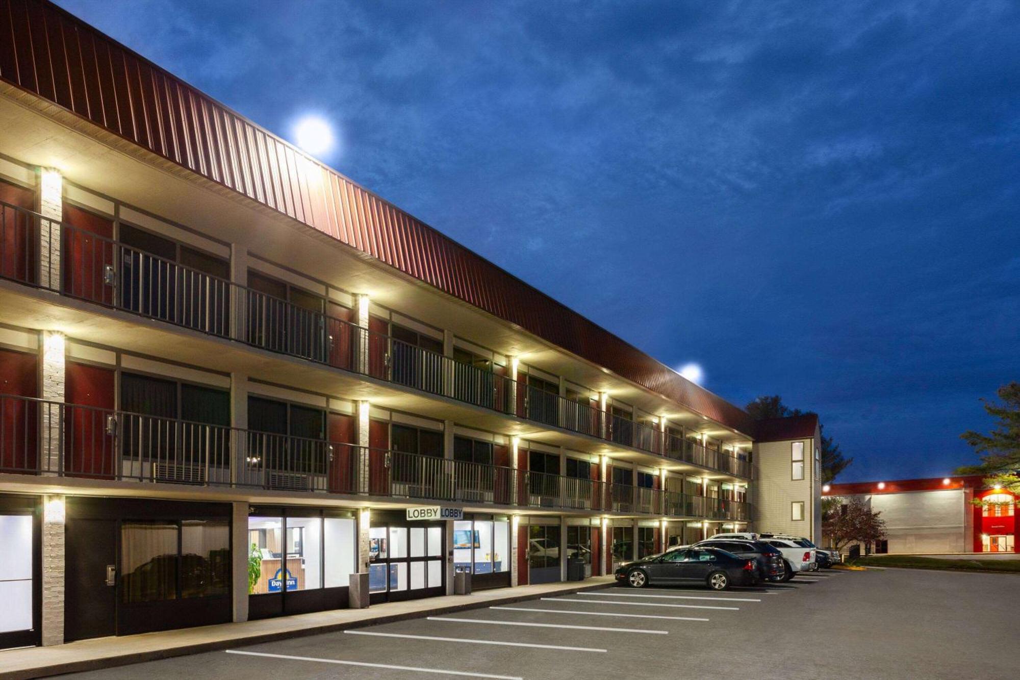 Super 8 By Wyndham Baltimore Northwest Windsor Mill Eksteriør billede